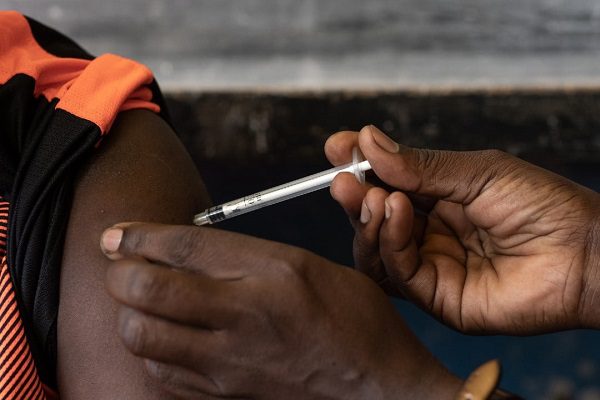 OMS aprueba vacuna contra la malaria para su uso en niños