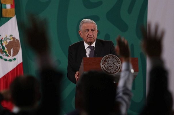 AMLO llama a revelarse contra grupos de poder en universidades