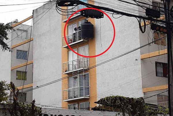 Vecinos de Iztacalco denuncian tinaco amarrado a balcón y se vuelve viral