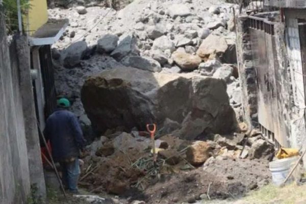 13 familias en riesgo por derrumbe de mina en Cuernavaca