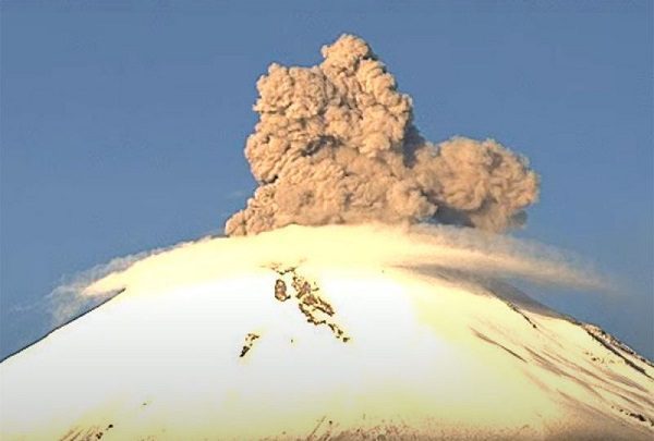 Popocatépetl lanza columna de vapor y ceniza de más de un kilómetro de altura