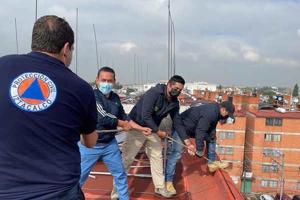 Protección Civil retira tinaco colgado en dos tablas en vivienda en Iztacalco
