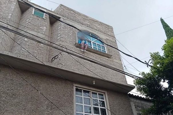 Niña queda atrapada en marquesina por buscar a su gato, en Neza