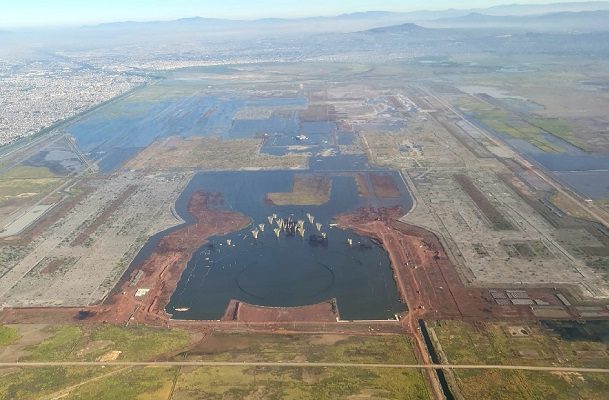 Titular de Sedatu comparte foto del NAIM inundado y desata debate en redes