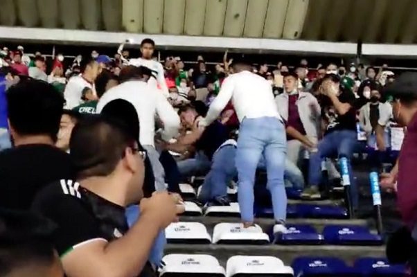 Aficionados protagonizan pelea en las gradas del Estadio Azteca #VIDEO