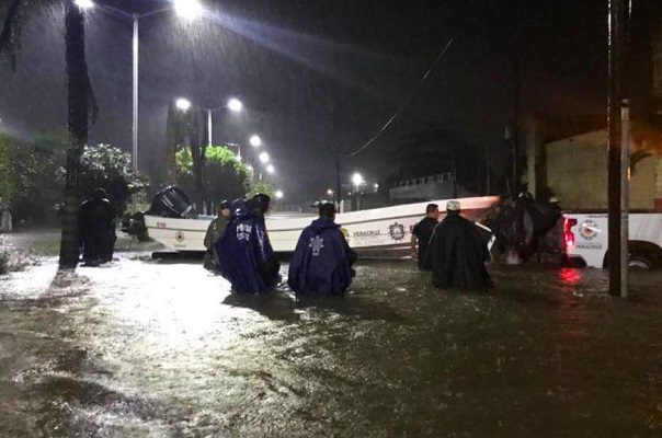 Rescatan a personas en lanchas tras fuertes lluvias en Lerdo de Tejada, Veracruz
