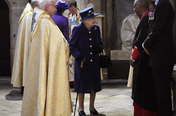 Por primera vez desde 2004, la reina Isabel II aparece con bastón