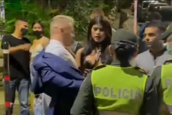 Piden deportar a holandés por transitar con una mujer encadenada, en Colombia