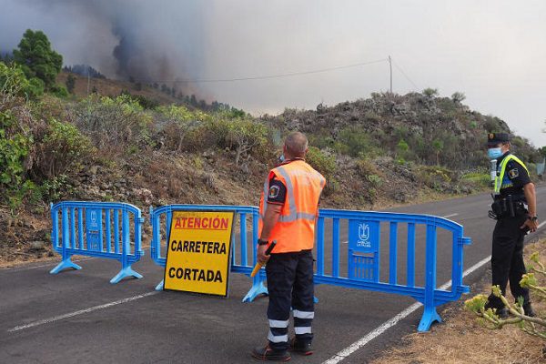 Ante avance de lava, evacuan a 800 personas más en La Palma