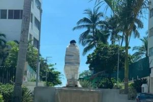 Vandalizan estatua dedicada a Eugenio Derbez en Acapulco