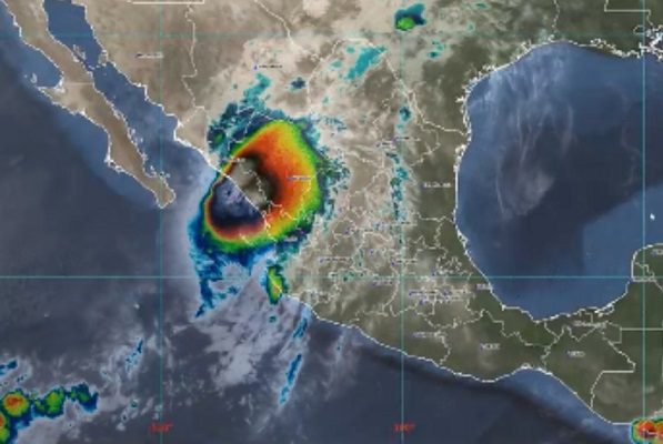 Pamela se reintensifica a huracán durante avance en Sinaloa
