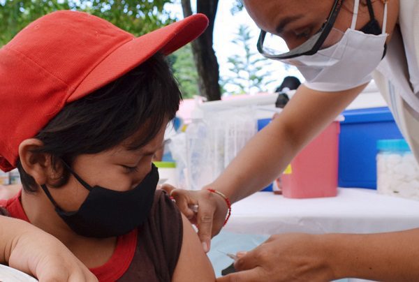 La OPS asegura que la vacunación a niños y adolescentes no es prioritaria