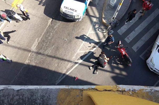 Dos mujeres de puente tras perder el control de moto, en Neza