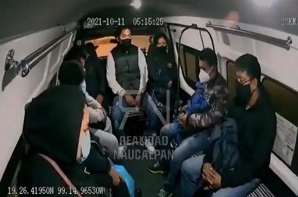 Tras terminar asalto, sujeto dispara contra combi, en Naucalpan #VIDEO