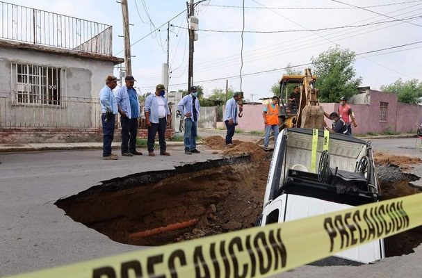 Con todo y camioneta, elementos de PC caen en socavón que fueron a revisar