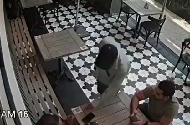 A plena luz del día, roban reloj a comensal en Polanco #VIDEO