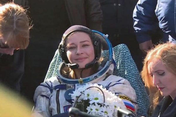 Equipo ruso vuelve a la Tierra tras grabar la primera película en el espacio