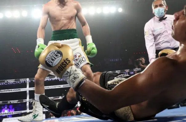El boxeador mexicano Moisés Fuentes es hospitalizado tras recibir nocaut #VIDEO