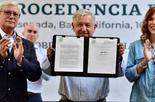 López Obrador firma acuerdo sobre regularización de "autos chocolate"