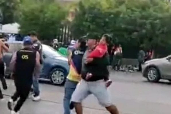 Con bebé en brazos, aficionado del San Luis entra a pelea con americanistas #VIDEO