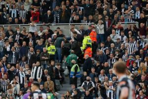 Aficionado se desvanece y suspenden el Newcastle vs Tottenham