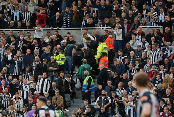 Aficionado se desvanece y suspenden el Newcastle vs Tottenham