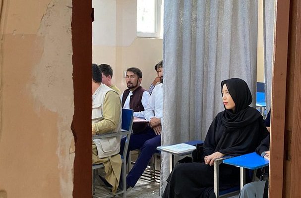 Talibanes prometen que "pronto" niñas podrán regresar a las escuelas