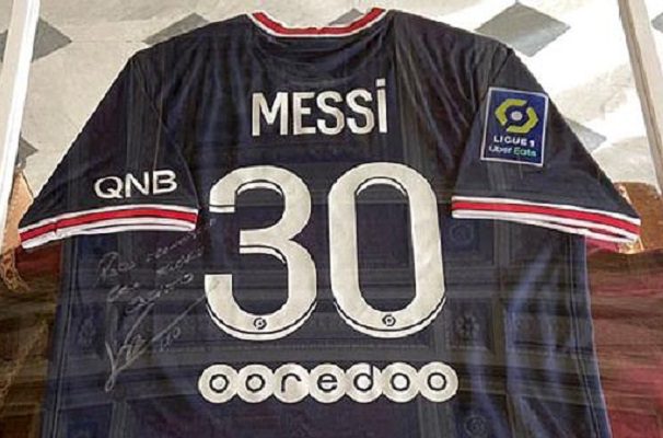 Papa Francisco recibe playera de Messi del PSG con dedicatoria