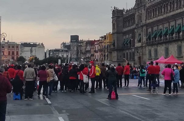 Jubilados del IMSS protestan en Palacio Nacional