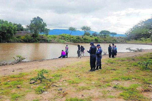 Niño cae a río y su padre se lanza para salvarlo; los dos mueren ahogados