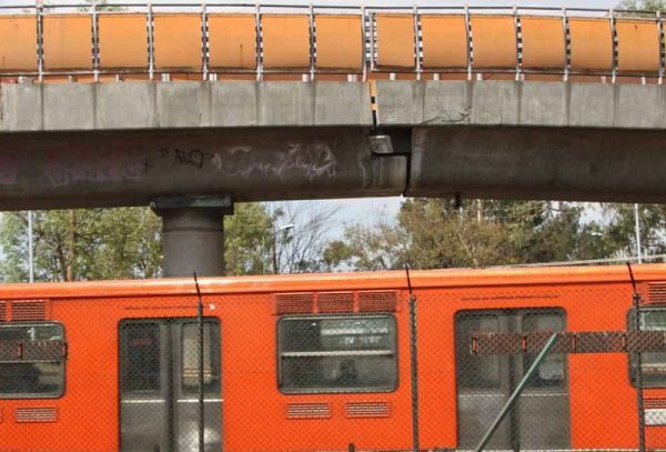 Policías evita que hombre se arroje a las vías de la Línea B del Metro CDMX