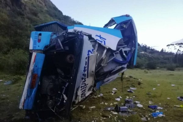Autobús cae a un abismo y deja 11 muertos, en Ecuador