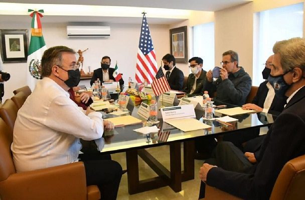 Ebrard recibe a John Kerry previo a encuentro con AMLO