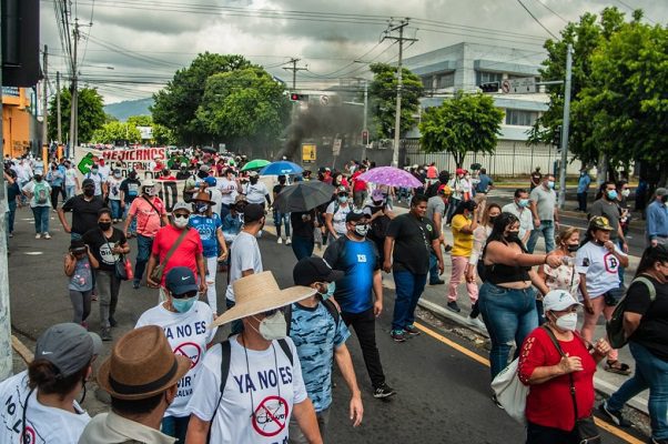 Miles protestaron en El Salvador contra las políticas de Nayib Bukele