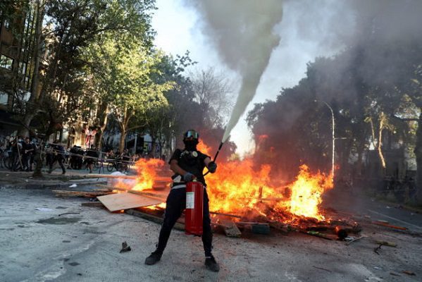 Salen a las calles de Chile en el aniversario del estallido social de 2019