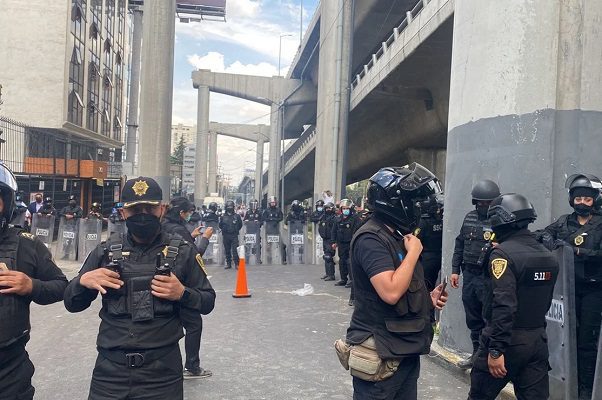 Indígenas triquis mantienen bloqueo en Periférico Sur