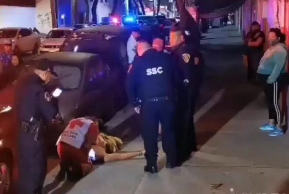 Hombre desnudo escala edificio y cae desde tercer piso, en la Cuauhtémoc