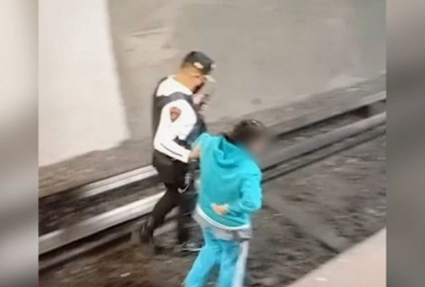 Mujer se desvanece y cae a vías del Metro en la Línea 3 #VIDEO