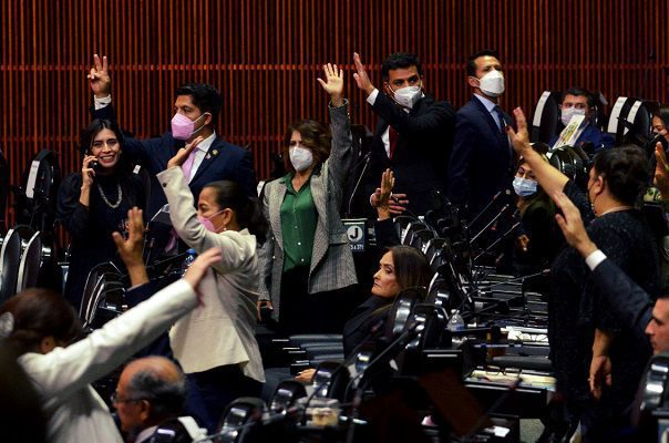 Diputados aprueban imponer RFC a mayores de edad y limita deducción de donativos