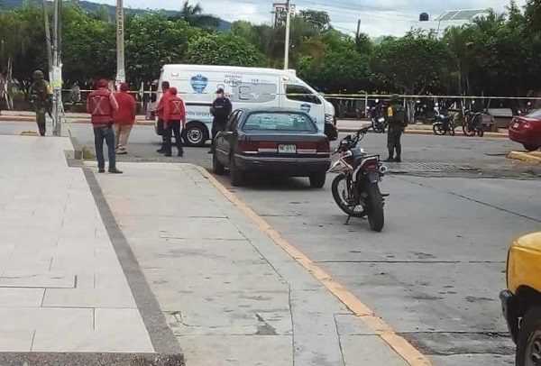 Toman rehenes y amenazan con supuesto explosivo en fallido robo, en Veracruz