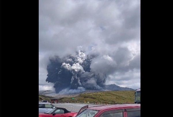 Volcán Aso, ubicado en Japón, entra en erupción #VIDEOS