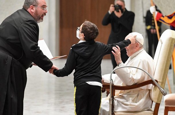 Durante audiencia en vivo, niño quita solideo del papa Francisco #VIDEO