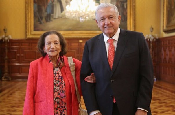 AMLO difunde foto de encuentro con Ifigenia Martínez en Palacio Nacional