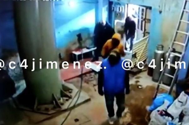 Con mazos y martillos, sujetos intentaron invadir predio en la Benito Juárez #VIDEOS