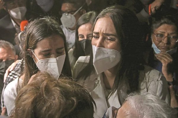 "Una mujer inocente regresa a prisión", lamenta hija de Rosario Robles