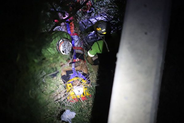 Por tomarse una selfie, joven cae de puente de río en Nuevo León