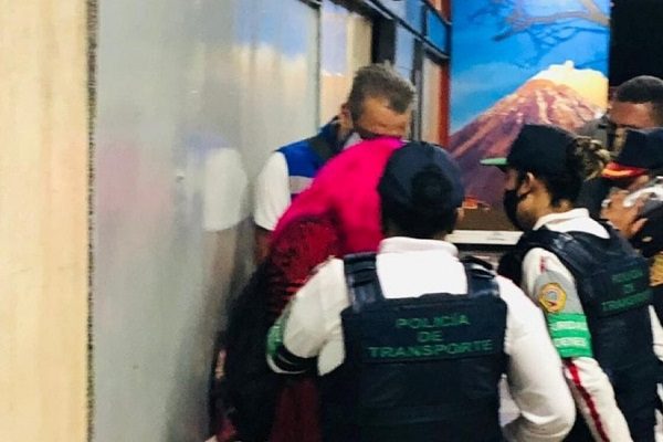 Tras advertencia en Twitter, se evita suicidio en Línea 2 del Metro