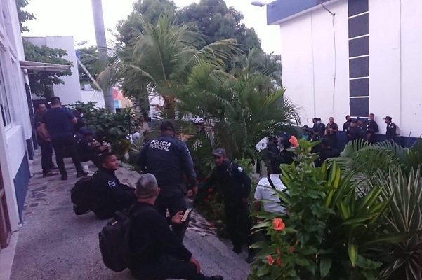 Policías de Acapulco detienen labores por falta de pagos