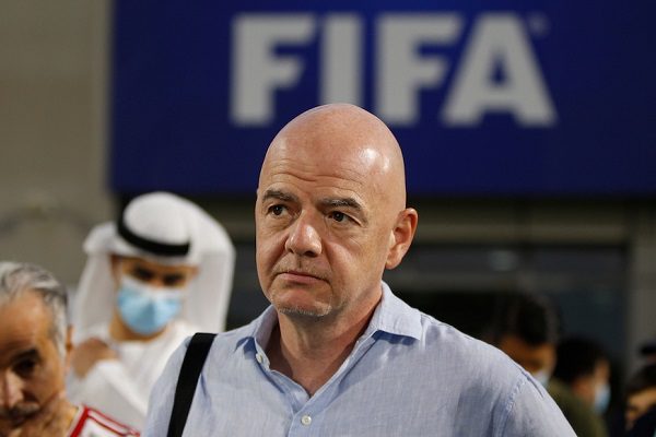 El presidente de la FIFA califica el grito homofóbico como una “costumbre idiota”