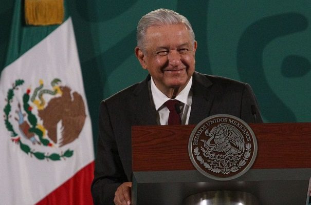 AMLO asegura estar bien por lesión en pierna tras jugar beisbol